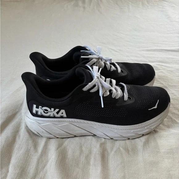 Hoka Black and White Wide Arahi Sneakers Size 11 - Picture 2 of 6